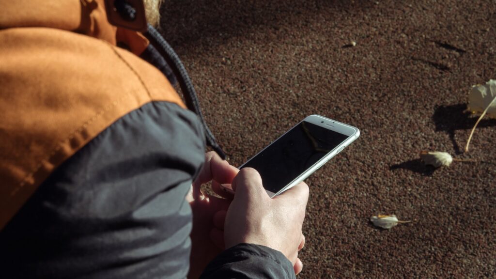 Ett par händer håller i en telefon