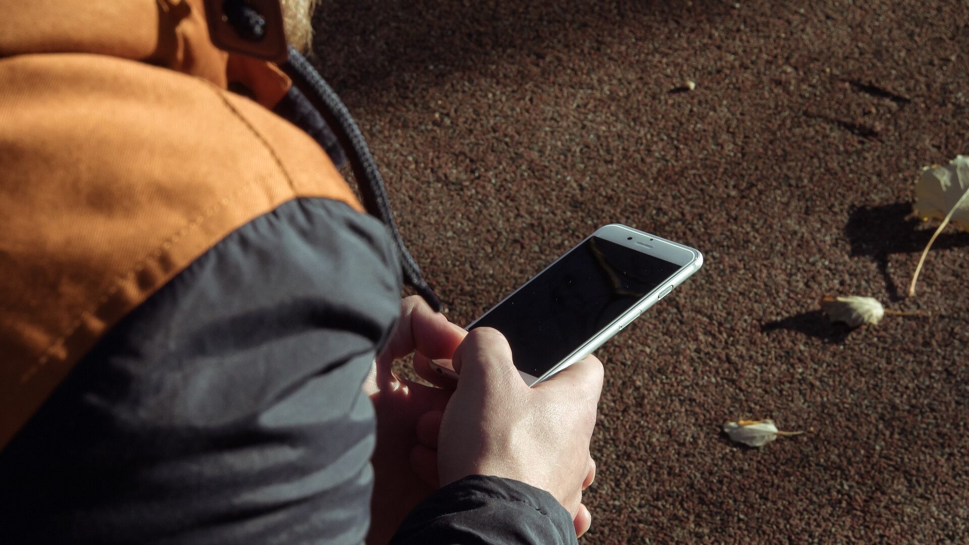 Ett par händer håller i en telefon