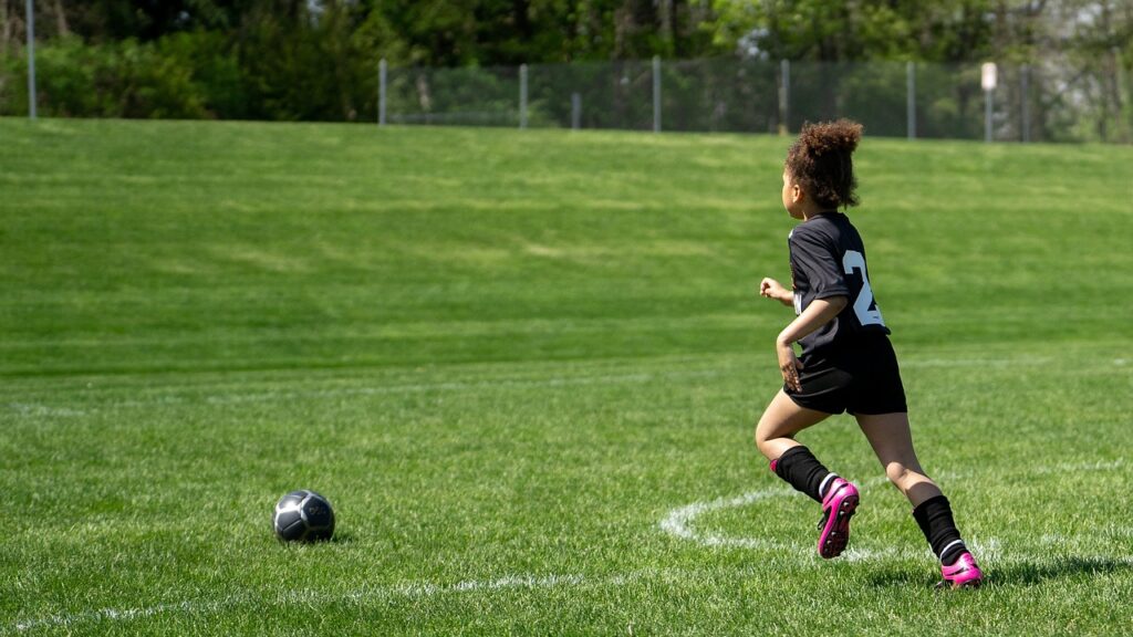 Ett barn spelar fotboll