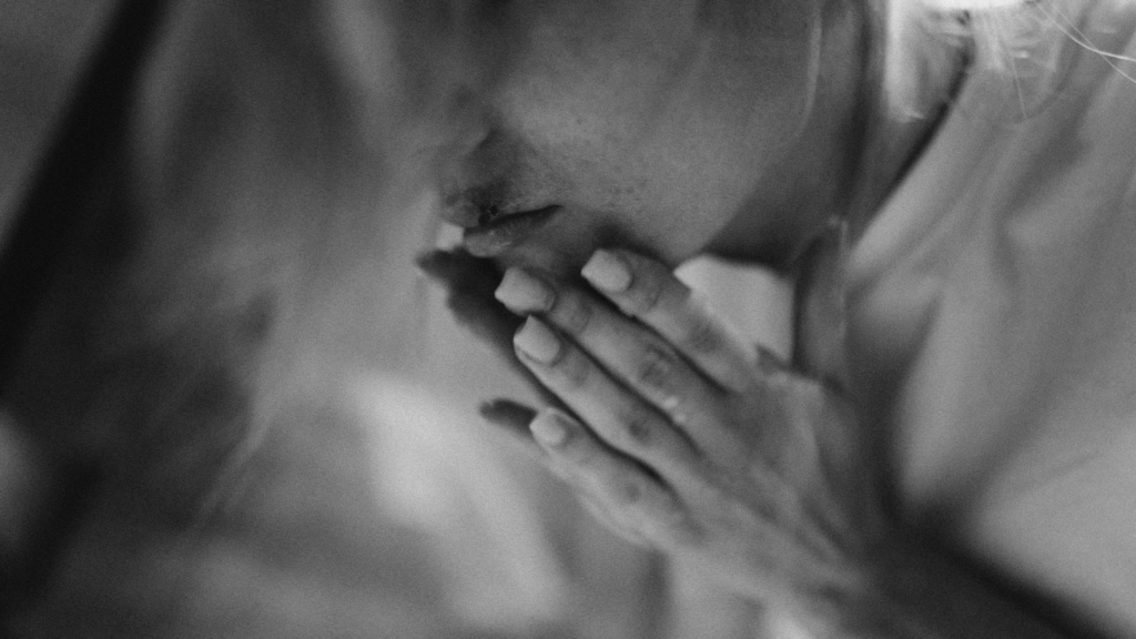 Bilden föreställer en anonym kvinna som blivit slagen.