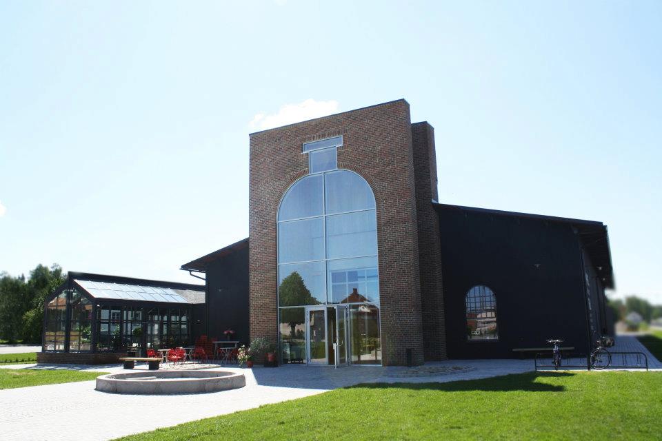 Entren till Glashuset som liknar en vodkaflaska men i själva verket föreställer en silo.