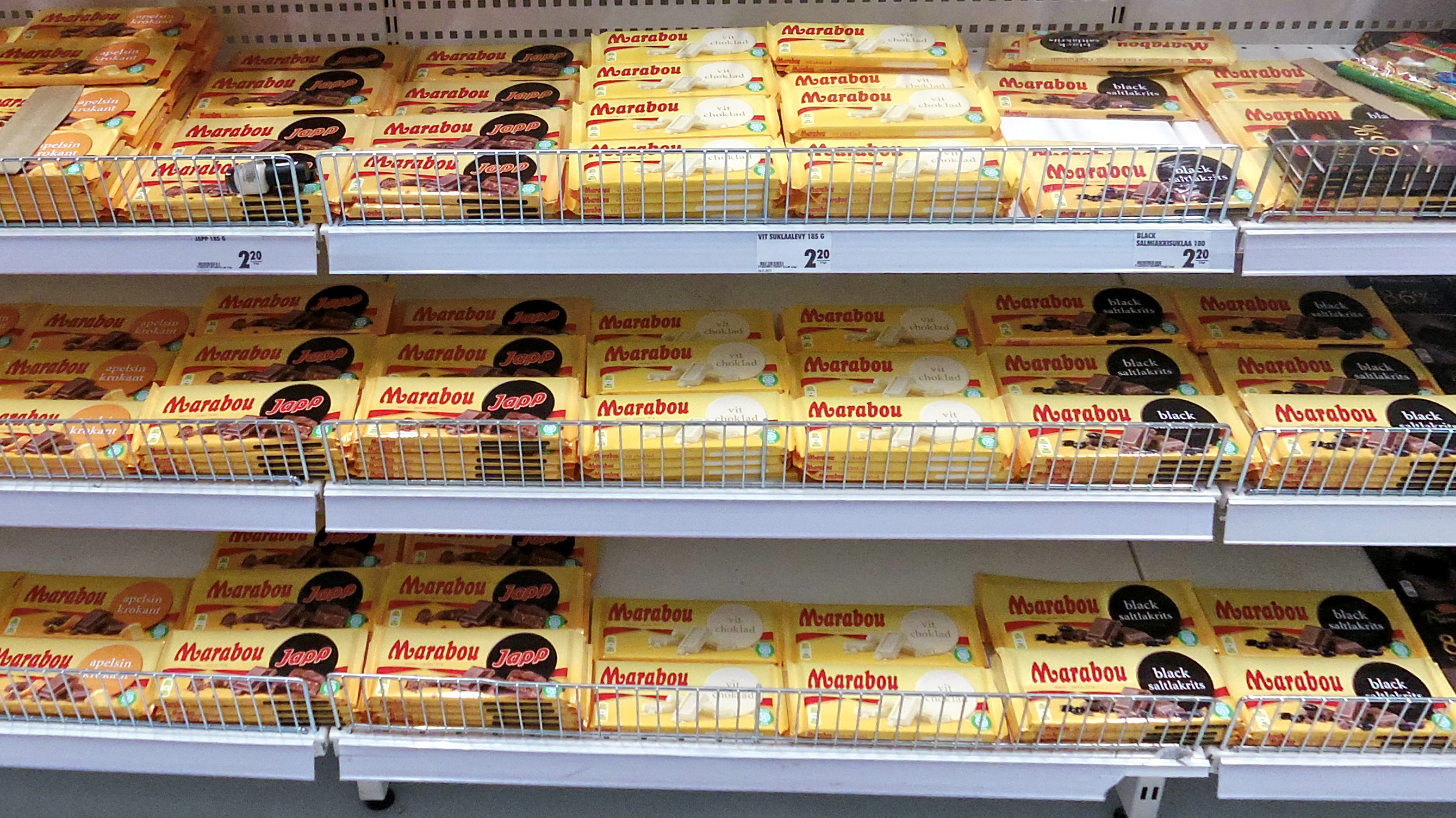 En butikshylla med marabou-choklad