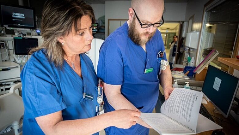 Sjuksköterskan Linda Sjöberg och undersköterskan Pierre Rundqvist vid intensivvårdsavdelningen, Skaraborgs Sjukhus Lidköping. Foto: Garbis Sarafian / Bild och Media