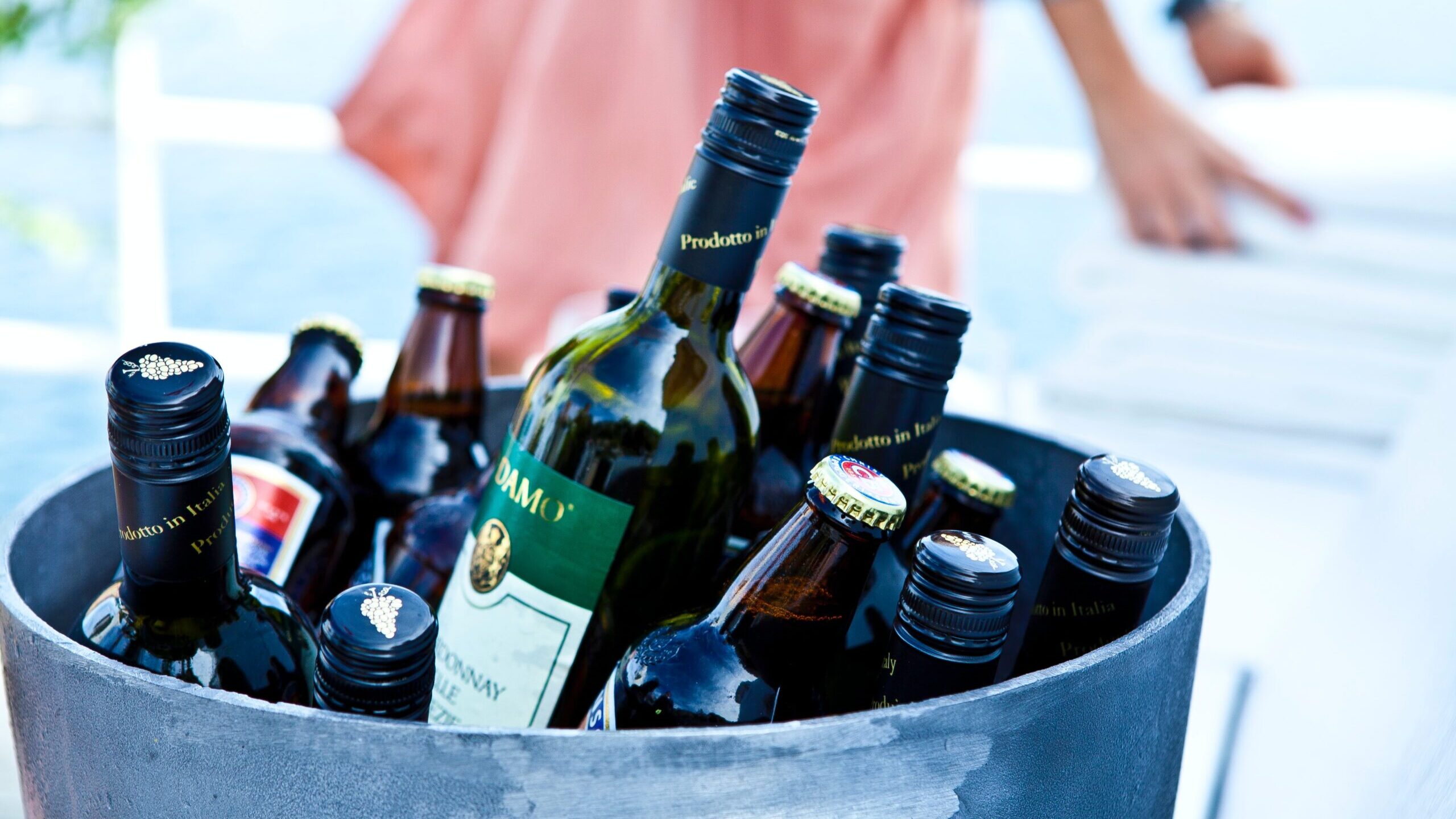 Alkoholflaskor i tunna