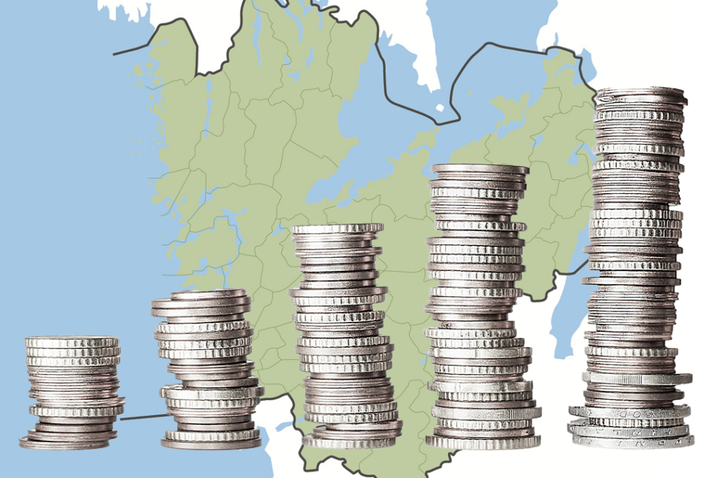 Höger med mynt framför en karta över Västra Götaland