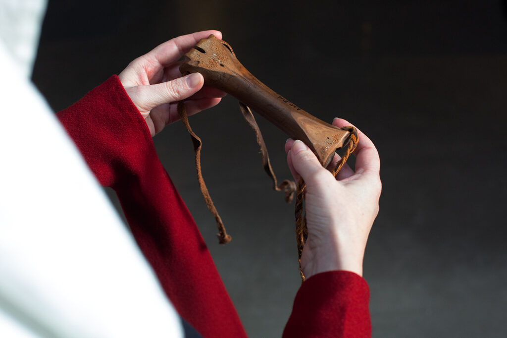 En medeltida skridsko, en så kallad "islägg" gjord av ko-ben. Bild: Ann-Charlotte Rugfelt Ferm