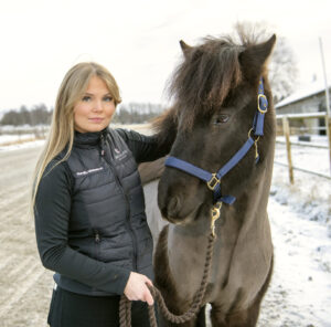 Tilda Wasenius och islandshästen Elvis.