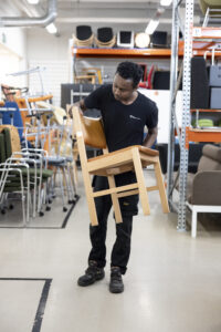 Servicemedarbetaren Hassan Abdi arbetar mestadels inne i verkstaden och på lagret.