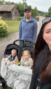 På promenad med familjen. Foto: privat