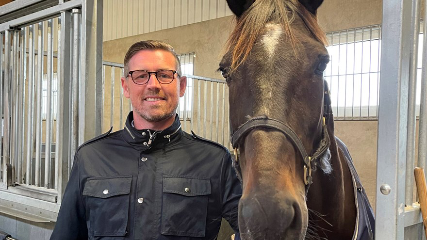 Niclas Dahlqvist, rektor på Axevalla Hästcentrum, är glad över det ökade söktrycket till hästgymnasiet. Fotograf: Lena Akilles