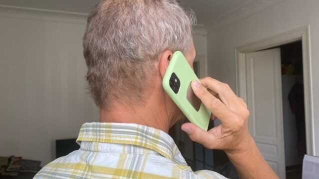 En person som talar i telefon sedd bakifrån